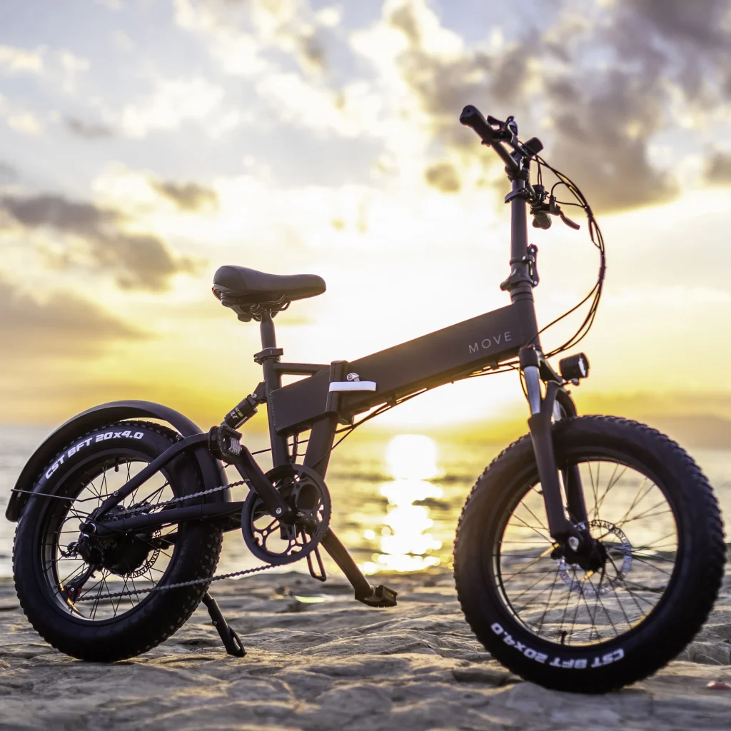 電動自転車を海岸の夕日をバックに置かれている