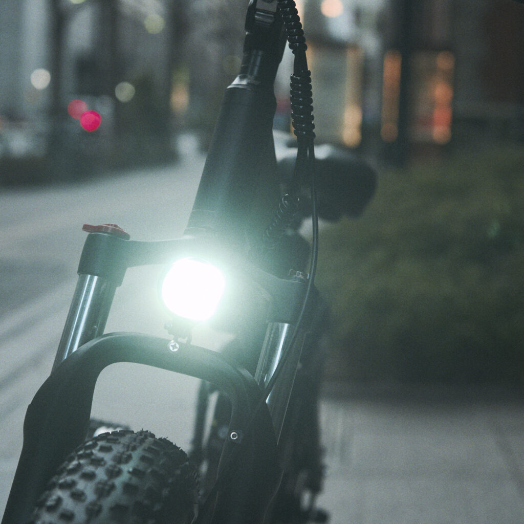黒いシティタイプ電動アシスト自転車 Amazon | 電動アシスト自転車 アルミフレーム 最大走行距離