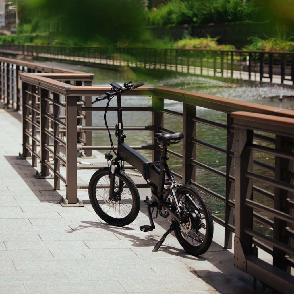 電動自転車　MOVE　川沿いの手すりにもたれている様子