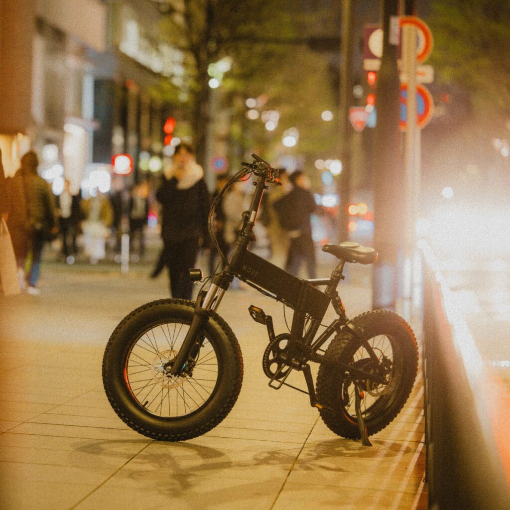 電動自転車を夜間明るい車道側で写る