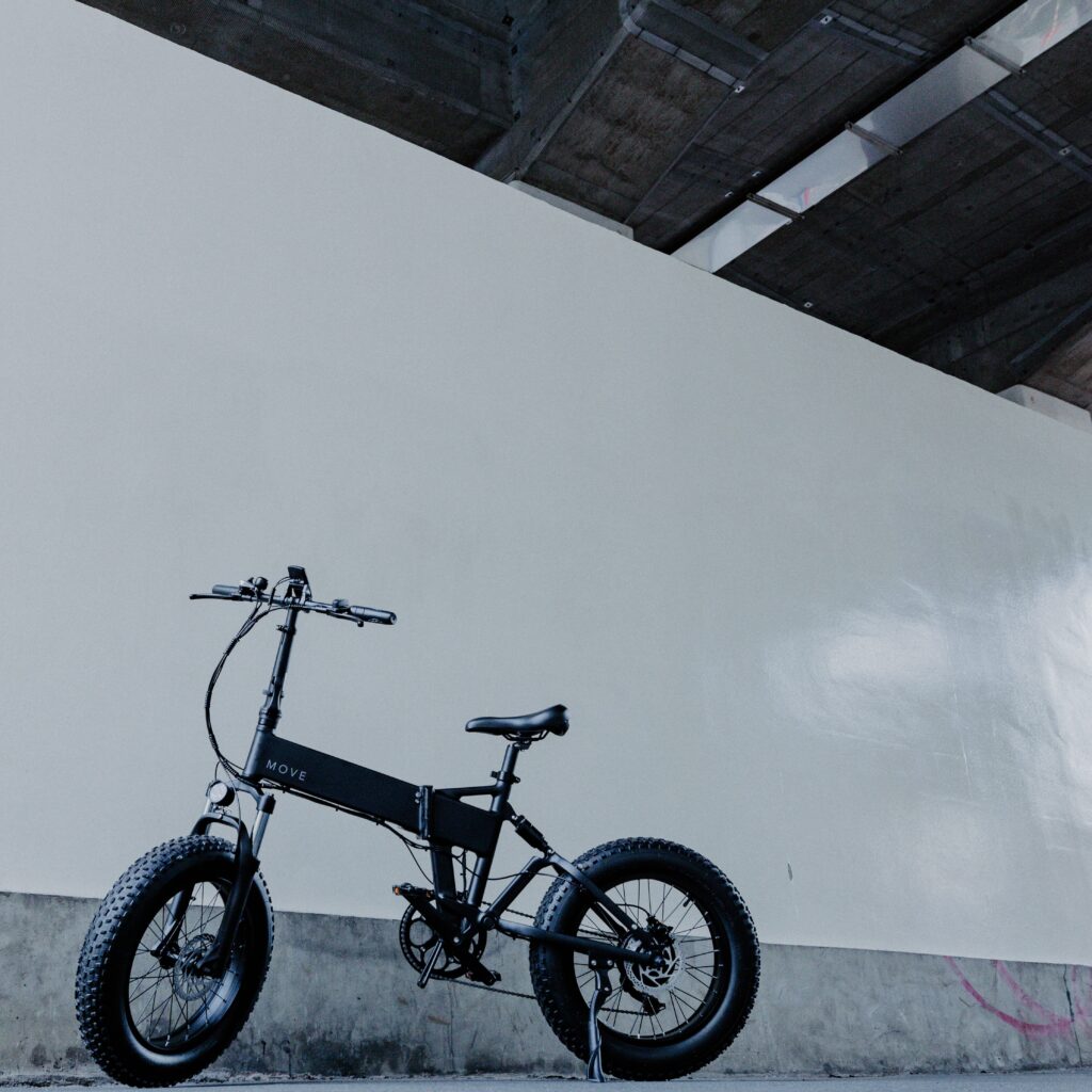 電動自転車MOVE 白版を拝見にたたずむ