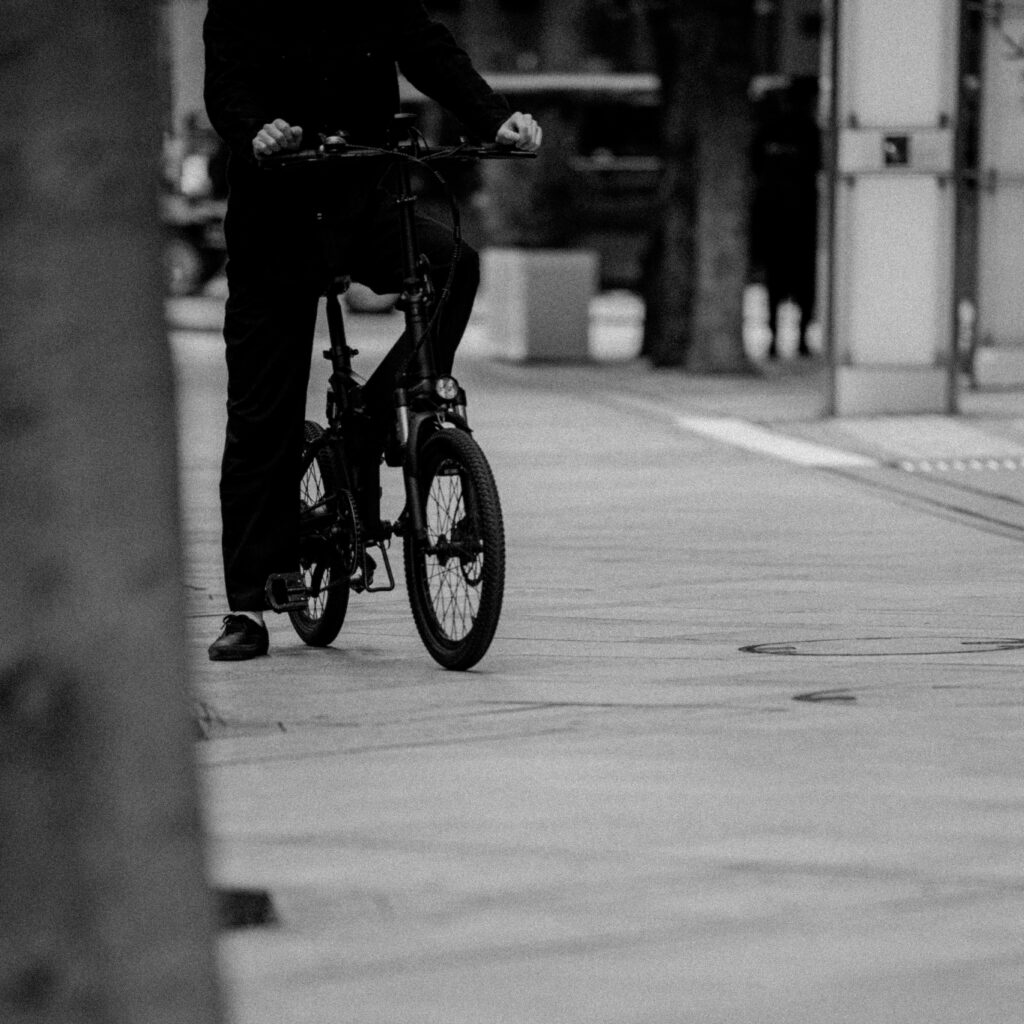 電動自転車の乗ってモノクロ写真になっている。