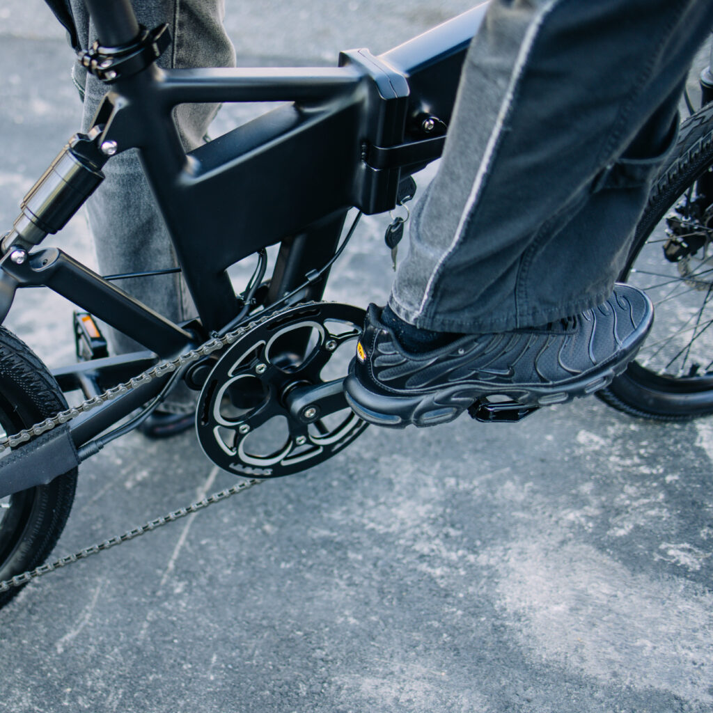 電動自転車がコンクリート地面の前でドアップで本体が映っている