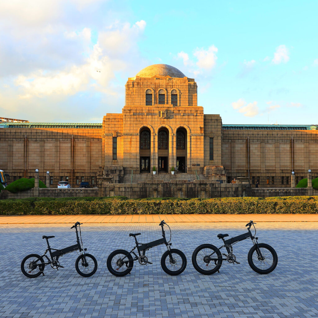 高級自転車が複数議員会館前で並んでいる