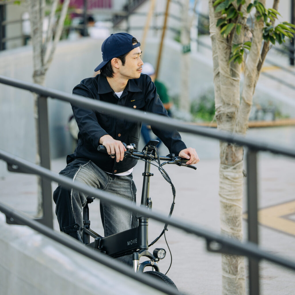 電動自転車の楽しみ方を模索している男性