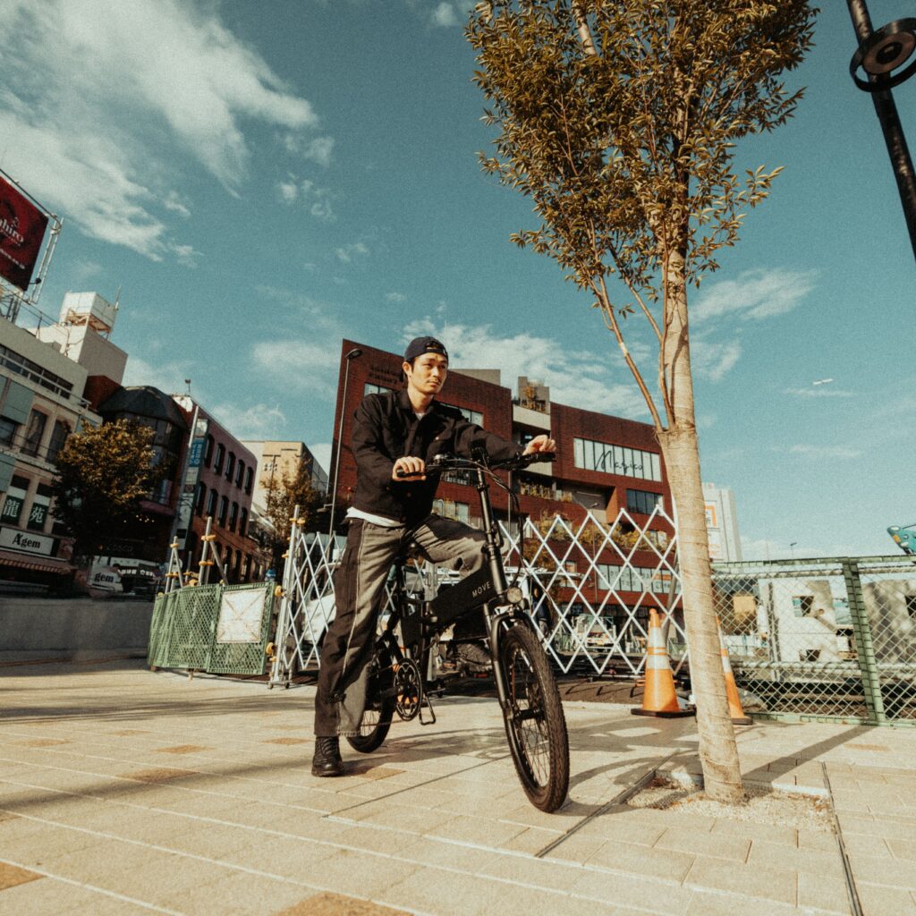 電動自転車に乗って旅に出ている男性