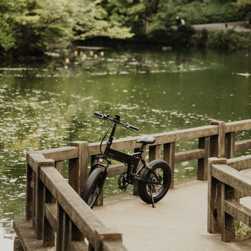 森の中で電動アシスト自転車を遠目から撮っている