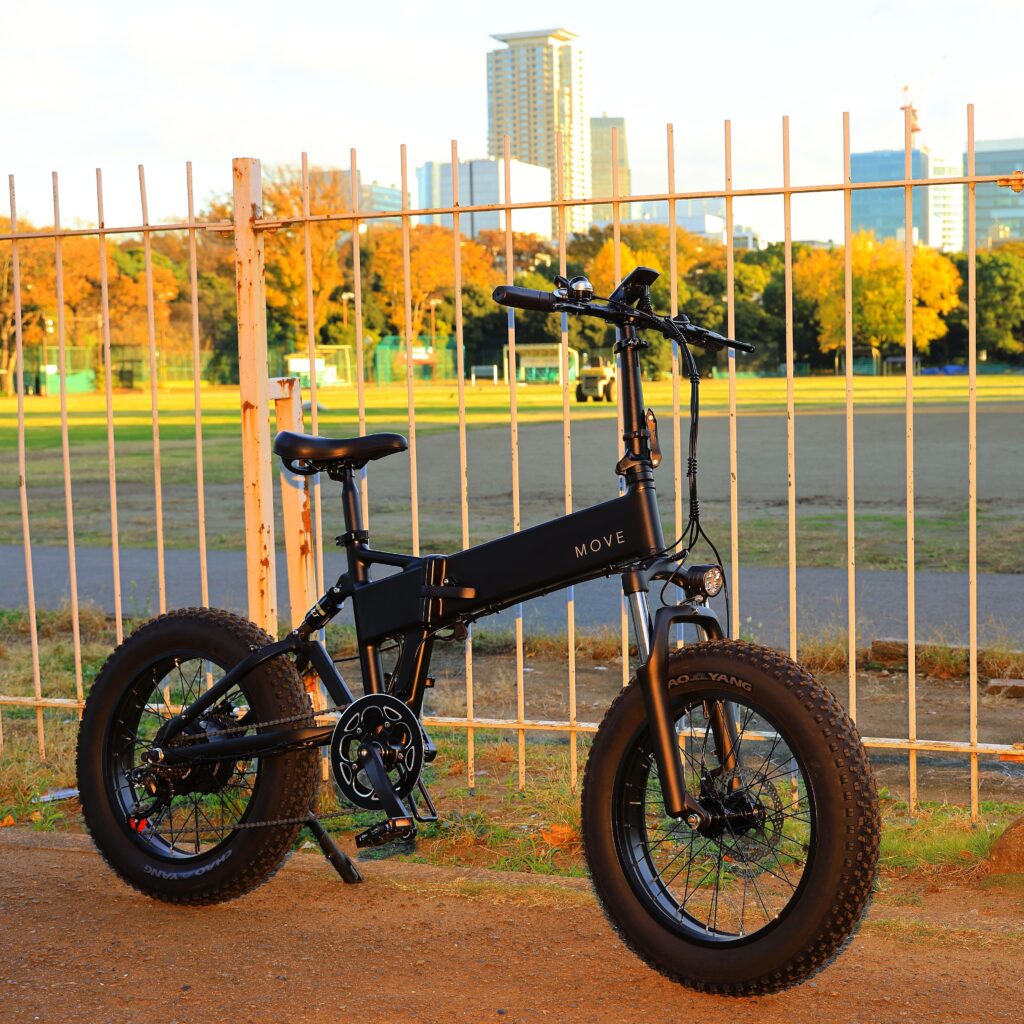 夕方にサイクリングしようとして都心にたたずむ電動アシスト自転車