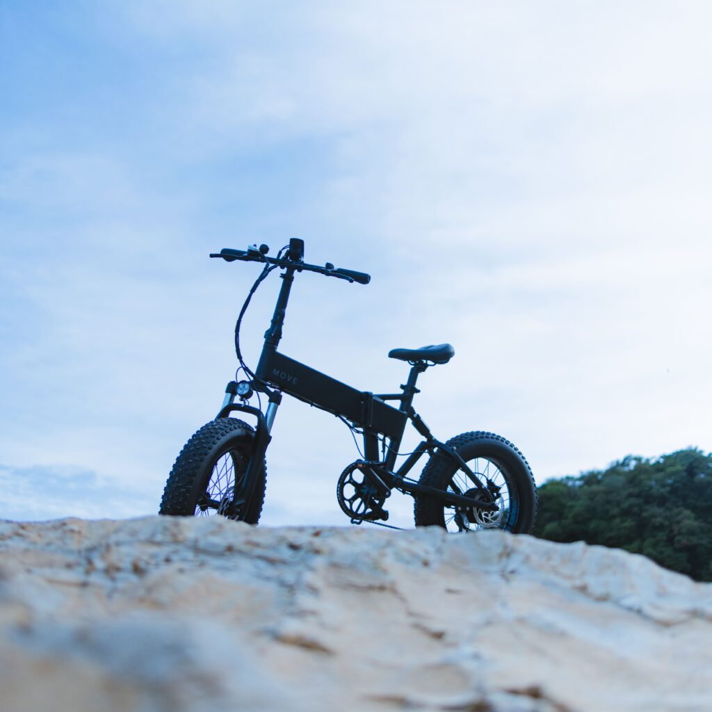 海沿いに電動アシスト自転車がそびえたつ