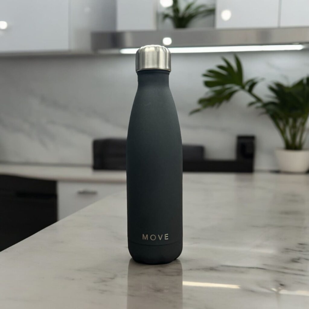 おしゃれな部屋に置いている水筒