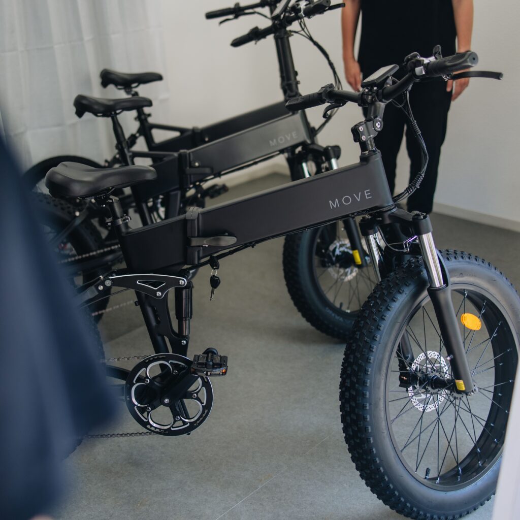 電動アシスト自転車を貸し出している様子