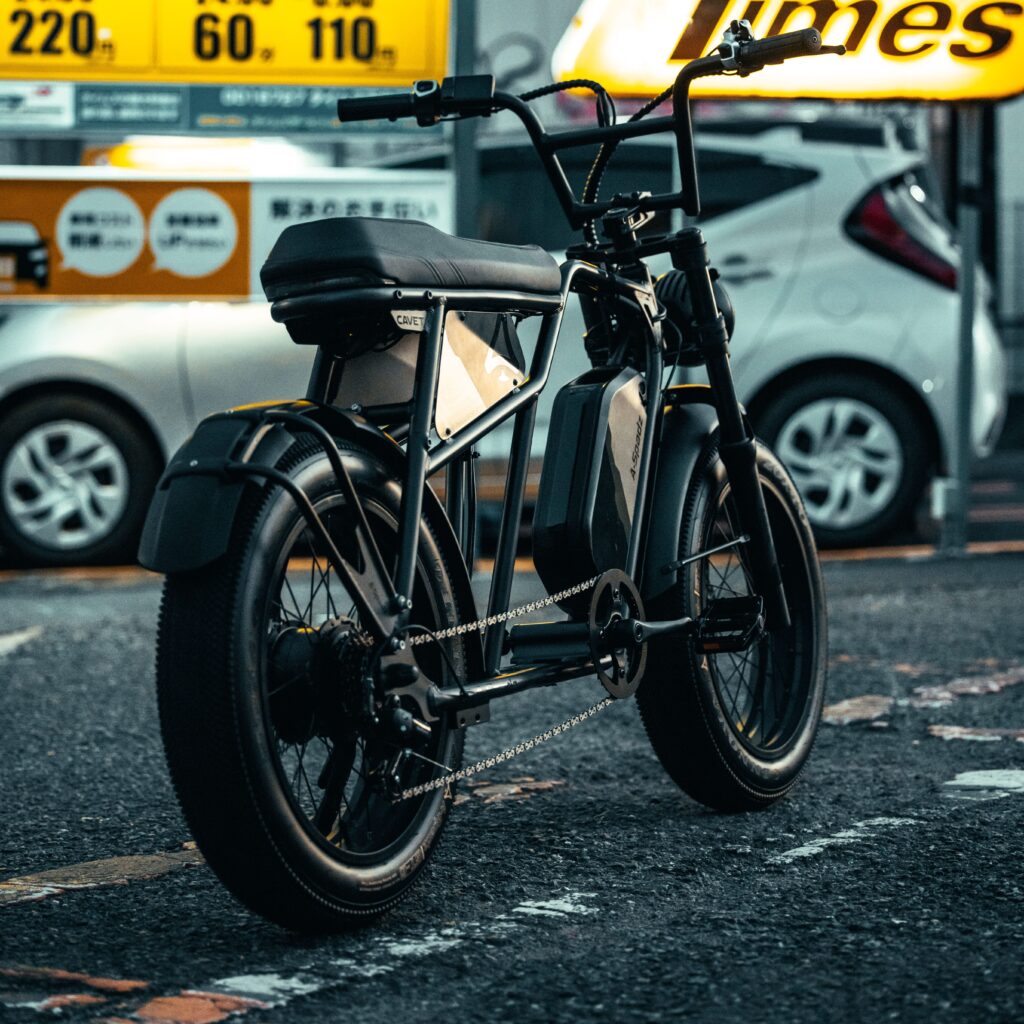 電動アシスト自転車がタイムズの前で佇んでいる