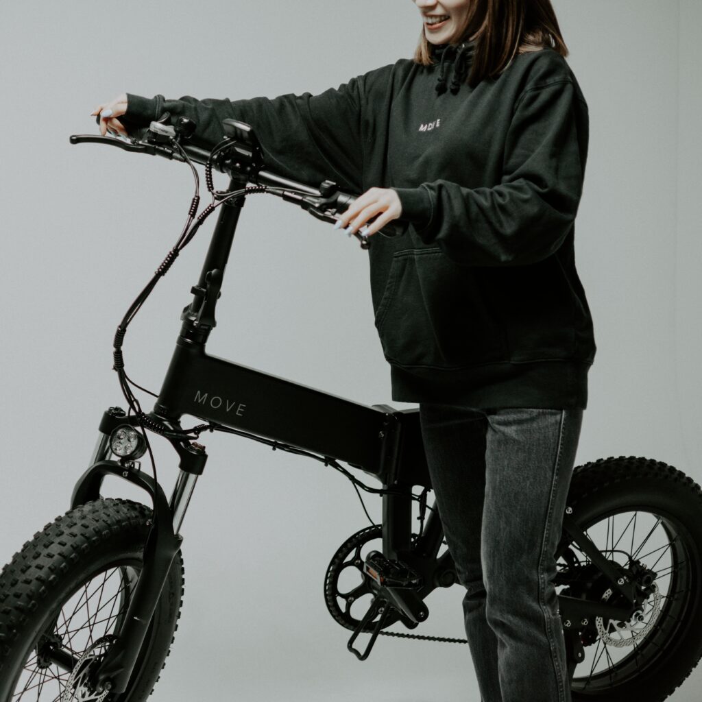 電動アシスト自転車に乗ろうとしている女性