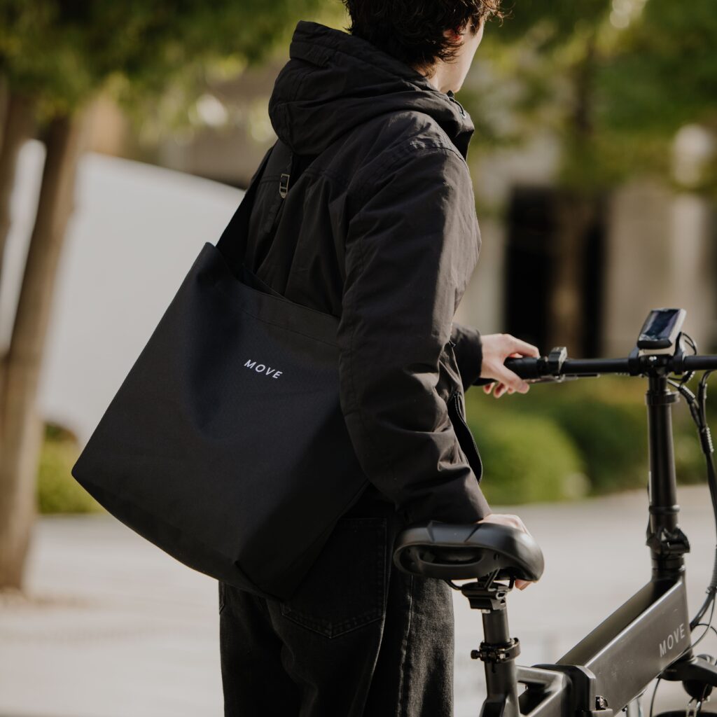 健康のために電動アシスト自転車に乗って通勤する男性