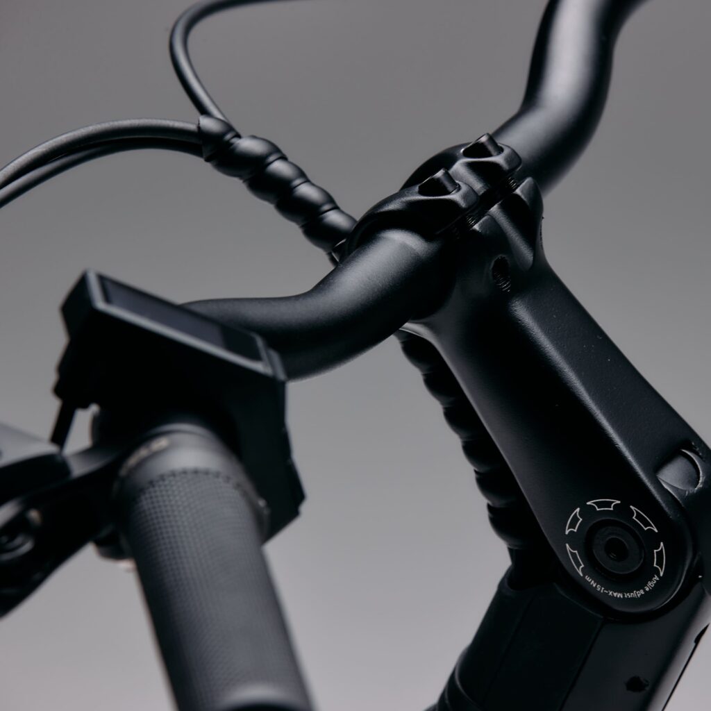 電動クロスバイク　MOF　ハンドルアップ画像