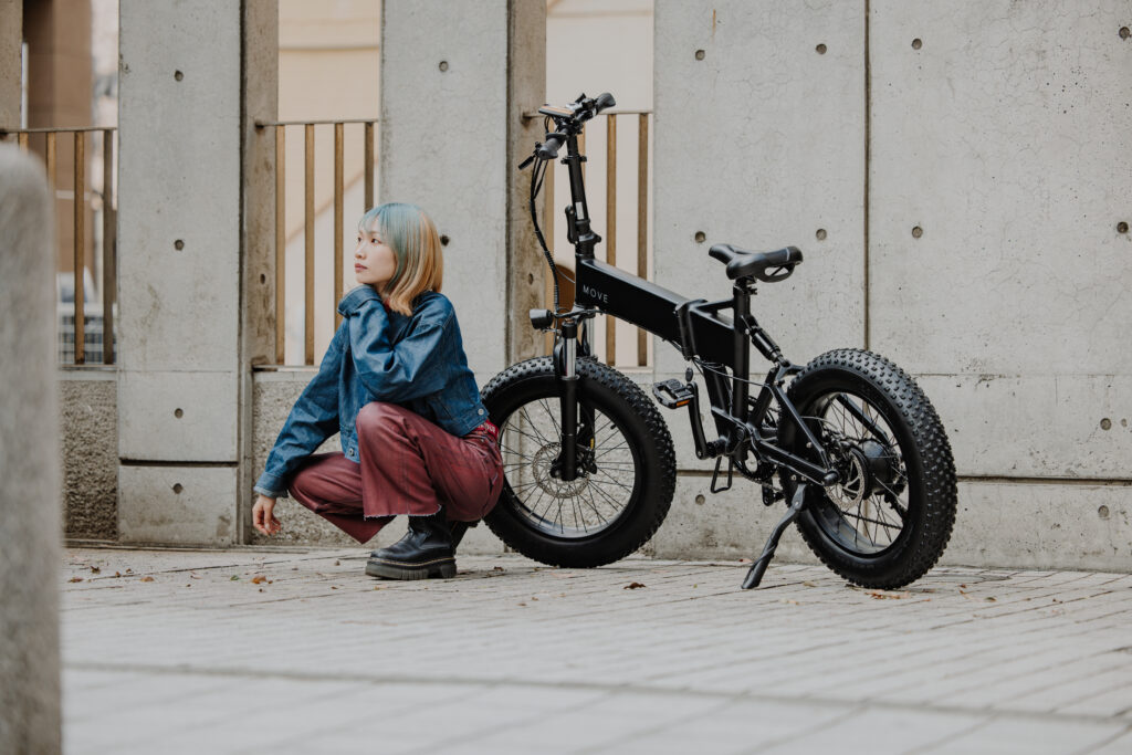 MOVE XS 電動アシスト自転車と女性