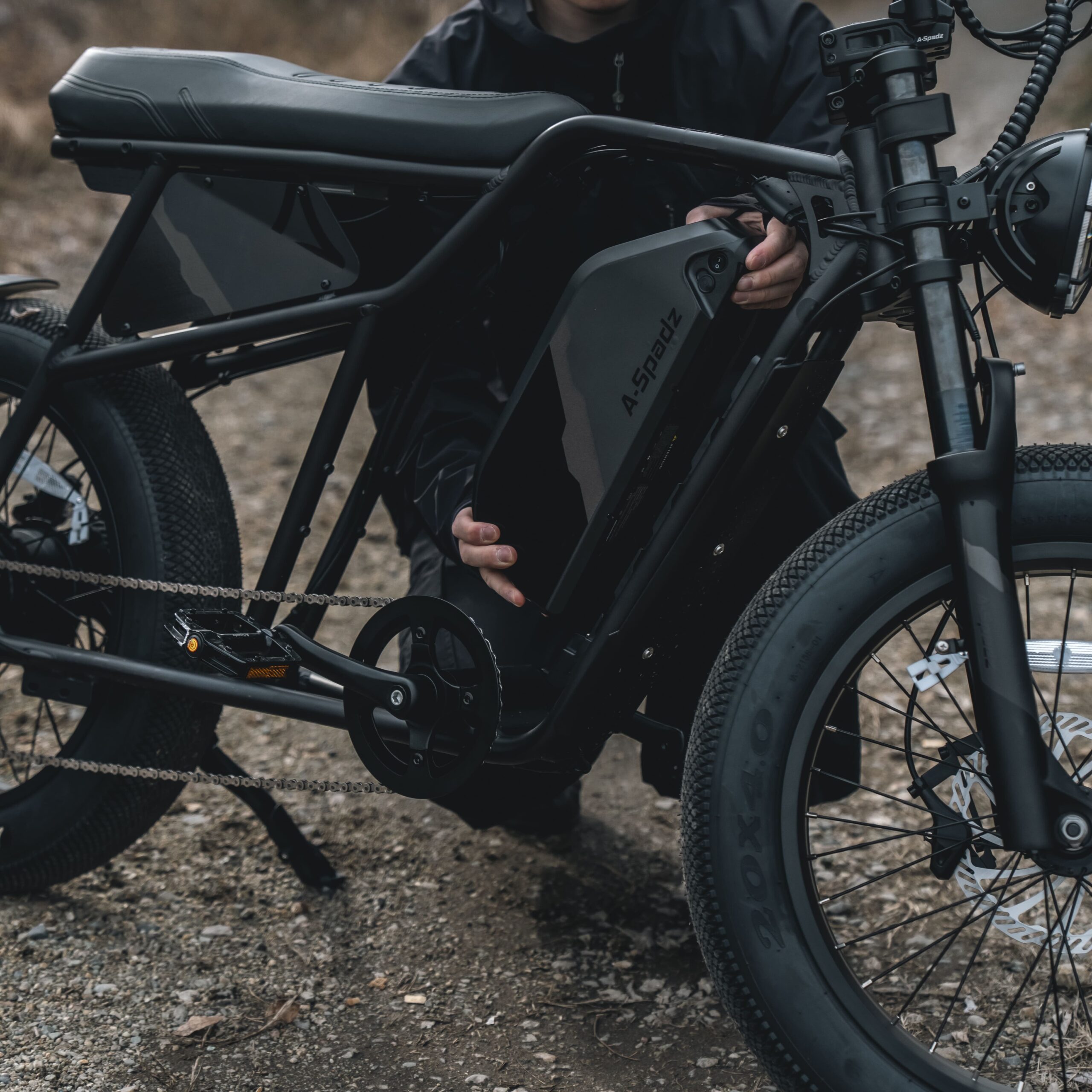 アウトドアで電動アシスト自転車をメンテナンスをしている様子