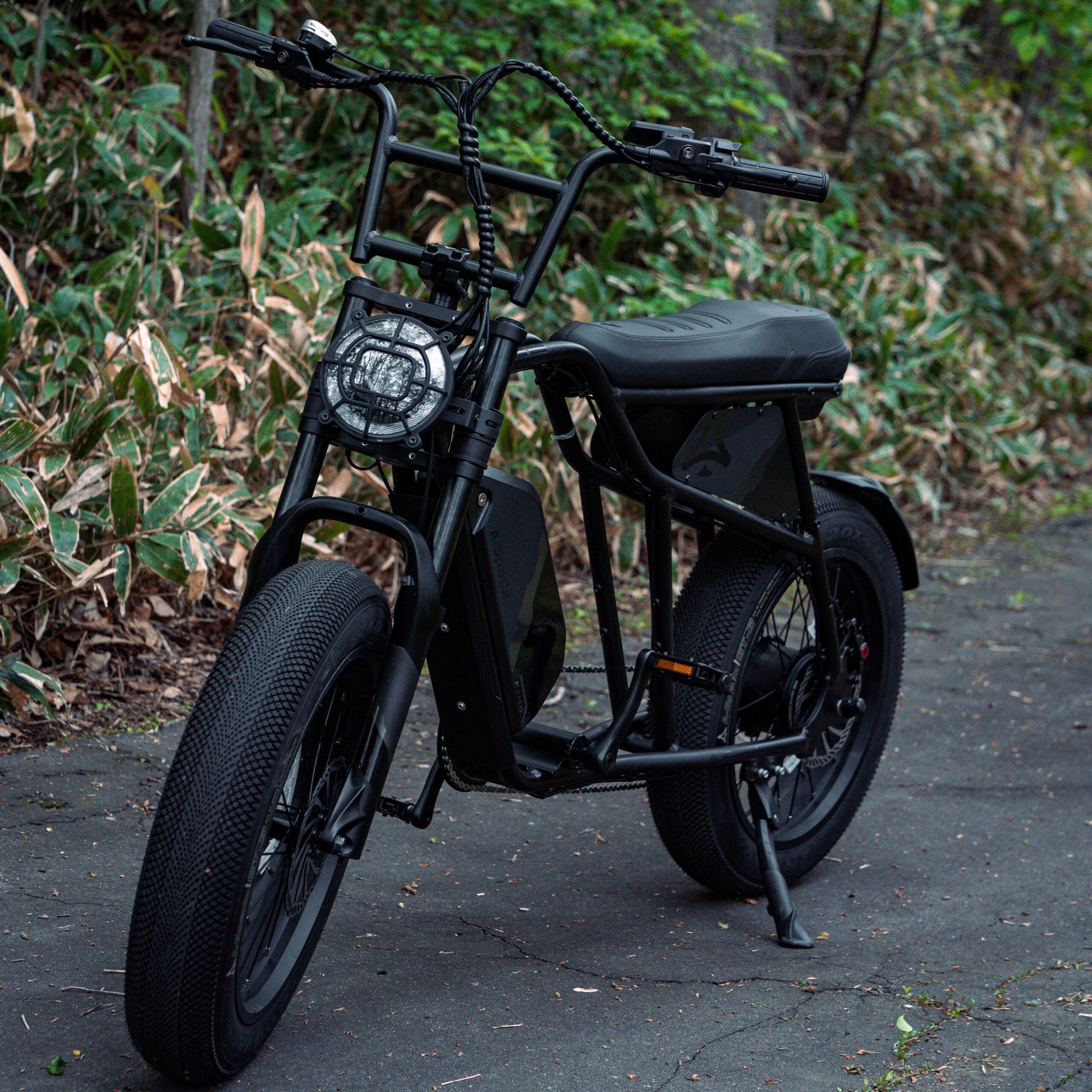 林道にたたずむ電動アシスト自転車
